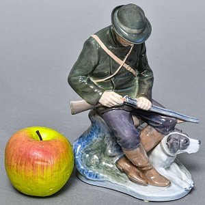 Коллекционная Фарфоровая статуэтка «Охотник  с собакой», Royal Copenhagen Дания, 1992 - 1999 годы. 