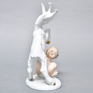 Коллекционная Фарфоровая статуэтка «Путти с козленком»,  WALLENDORF Германия, середина ХХ века.