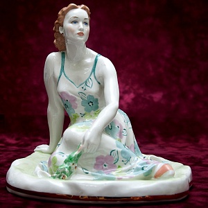 Авторская Фарфоровая Статуэтка «Летний день, Жена писателя А. Толстого» ДФЗ Дулево СССР -1958 год.