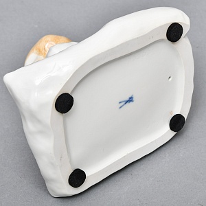 Коллекционная Фарфоровая статуэтка «Дети Хеншеля. Ребёнок, сидящий на подушке», Meissen Германия. 