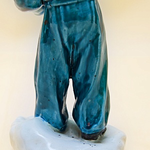 Коллекционная статуэтка «Мальчик со снежком», Фаянс ЗиК Конаково, СССР 50-е годы.