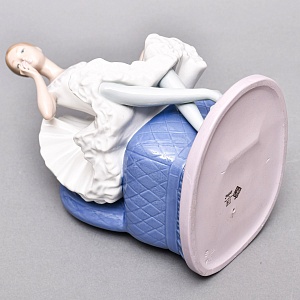 Коллекционная Фарфоровая статуэтка «Балерина в кресле с цветком», Nao by Lladro Испания.