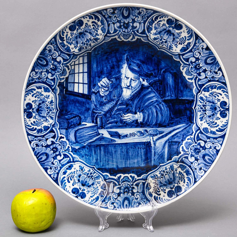 Коллекционная Тарелка - Настенное Блюдо «Ювелир - Весовщик золота», DELFTs  Голландия - первая половина ХХ века. 