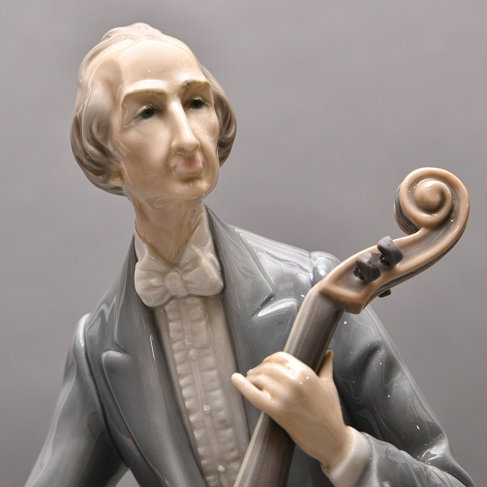 Коллекционная Фарфоровая статуэтка «Музыкант. ВИОЛОНЧЕЛИСТ», Lladro Испания 70-е годы.