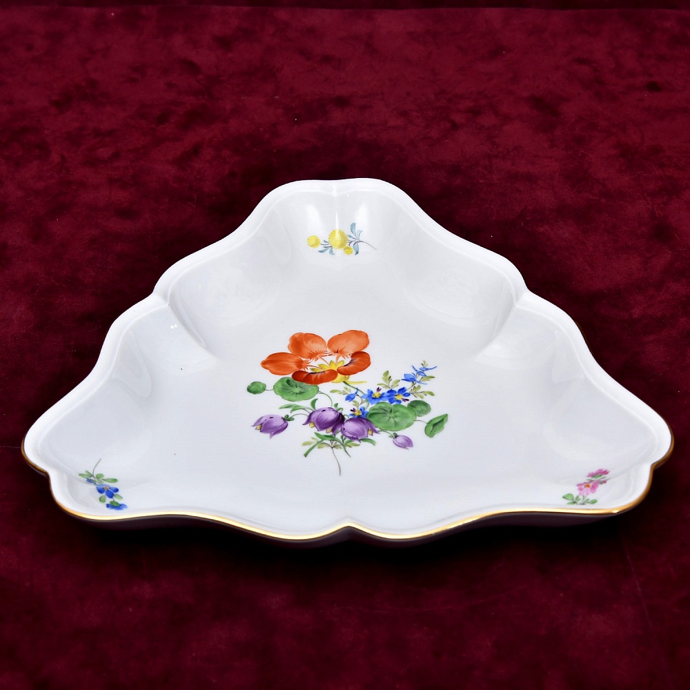 Сервировочная Тарелка - Блюдо треугольной формы «BLUMEN», Фарфор MEISSEN Германия - 1982 год.