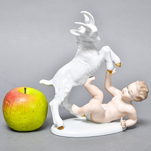 Коллекционная Фарфоровая статуэтка «Путти с козленком»,  WALLENDORF Германия, середина ХХ века.