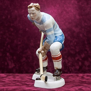 Редкость! Фарфоровая Статуэтка «Хоккеист» ROYAL DUX BOHEMIA, Чехословакия -50-е годы ХХ века.