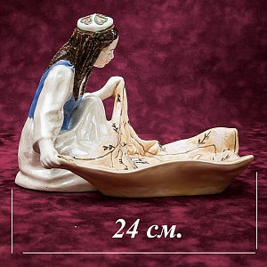 Коллекционная статуэтка - мелочевница «Узбечка с ковром», Фаянс ЗиК Конаково СССР, 1952 - 1962 годы. 