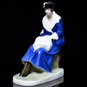 Антикварная фарфоровая статуэтка «Дама с горностаевой муфтой», Fraureuth Германия, 1919 - 1926 годы. 