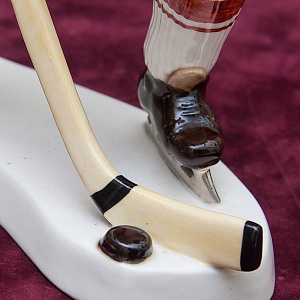 Редкость! Фарфоровая Статуэтка «Хоккеист» ROYAL DUX BOHEMIA, Чехословакия -50-е годы ХХ века.