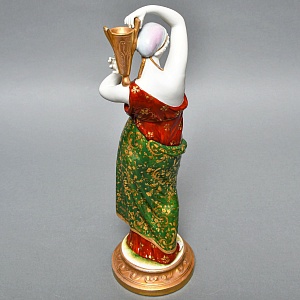 Антикварная Фарфоровая статуэтка «Девушка с кувшином», Nymphenburg Германия, начало ХХ века.