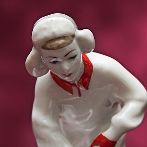 Коллекционная Фарфоровая статуэтка «Юный хоккеист», ЛЗФИ СССР, 1956 - 1967 годы. 