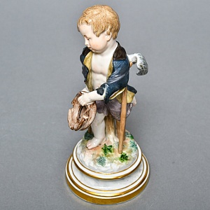 Антикварная Фарфоровая статуэтка «Купидон в образе нищего», Meissen Германия, начало ХХ века. 