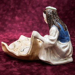 Коллекционная статуэтка - мелочевница «Узбечка с ковром», Фаянс ЗиК Конаково СССР, 1952 - 1962 годы. 