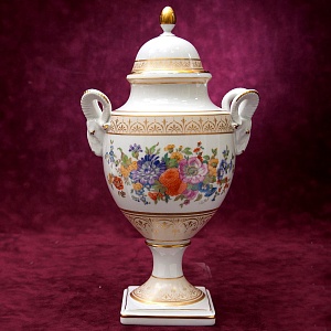 Коллекционный Авторский  Вазон из серии «Sanssouci» Фарфор KAISER Германия Н -31 см.