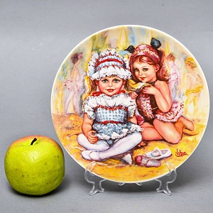 Коллекционная Фарфоровая тарелка «Детство. Две юные балерины», Wedgwood Англия - 1983 год. 