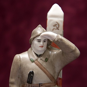 Агитационная Фарфоровая Статуэтка «Пограничник», ЛФЗ СССР -1930-е годы ХХ века.