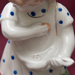 Фарфоровая Статуэтка «Девочка с курами» СССР ДФЗ Дулево -1956 год. 