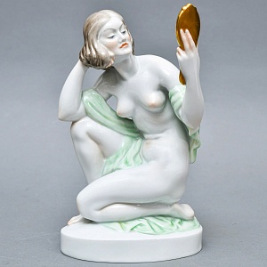 Коллекционная Фарфоровая статуэтка «Обнаженная девушка с зеркалом», HEREND Венгрия.