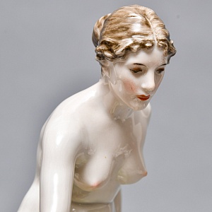 Антикварная Фарфоровая статуэтка «Обнаженная девушка на шаре», Rosenthal Германия - 1935 год. 