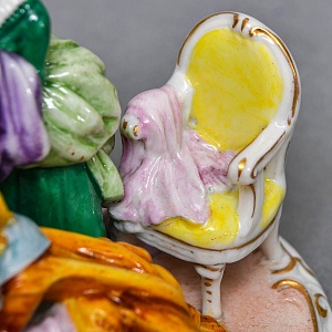 Миниатюрная Фарфоровая статуэтка «Утренние одевания», Scheibe Alsbach Германия, первая половина ХХ в. 