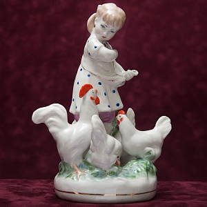 Фарфоровая Статуэтка «Девочка с курами» СССР ДФЗ Дулево -1956 год. 