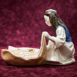 Коллекционная статуэтка - мелочевница «Узбечка с ковром», Фаянс ЗиК Конаково СССР, 1952 - 1962 годы. 