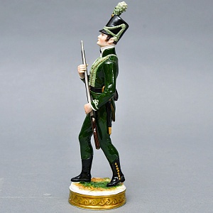 Фарфоровая статуэтка Солдат - «Стрелок корпуса герцога Камберлендского», Rudolf Kammer Германия.