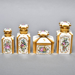 Антикварный Парфюмерный набор - три Флакона и Шкатулка, Limoges Франция, конец XIX - начало ХХ века. 