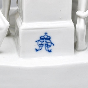 Антикварная Фарфоровая статуэтка «Старый Фриц. Король Пруссии Фридрих II с собаками»,  Volkstedt Германия.