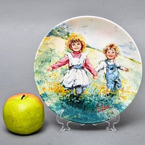 Коллекционная Фарфоровая тарелка «Детство. Дети на лугу», Wedgwood Англия - 1982 год. 