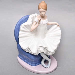 Коллекционная Фарфоровая статуэтка «Балерина в кресле с цветком», Nao by Lladro Испания.
