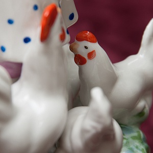 Фарфоровая Статуэтка «Девочка с курами» СССР ДФЗ Дулево -1956 год. 