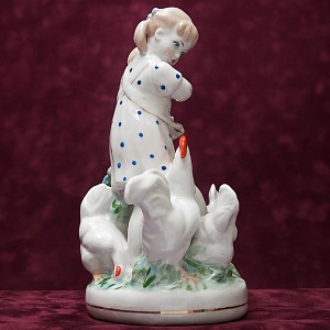 Фарфоровая Статуэтка «Девочка с курами» СССР ДФЗ Дулево -1956 год. 