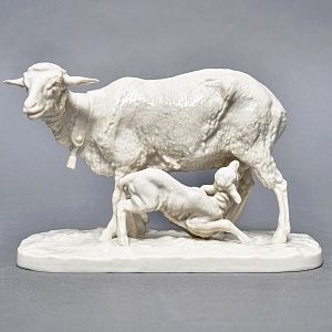 Коллекционная Фарфоровая статуэтка «Овца с ягненком», Nymphenburg Германия, середина ХХ века.