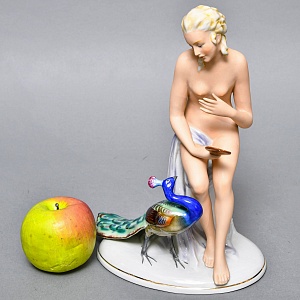 Коллекционная статуэтка «Обнаженная девушка с зеркалом и павлином», Фарфор, FASOLD & STAUCH Германия.