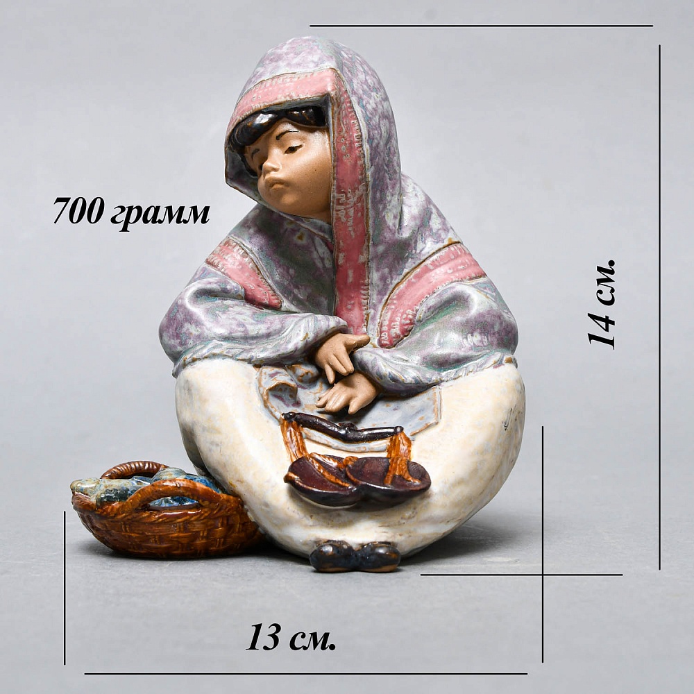 Коллекционная Фарфоровая статуэтка «Мальчик - продавец рыбы» серия Грес, Lladro Испания.