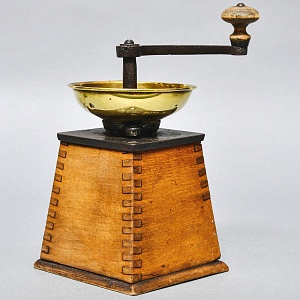 Деревянная Старинная Ручная Механическая Кофемолка - Мельница «GARANTIRT», Бельгия начало ХХ века.