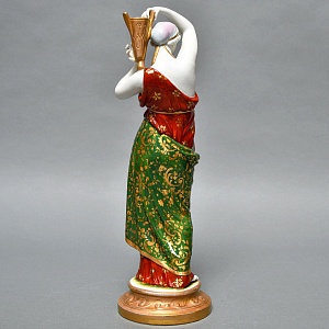 Антикварная Фарфоровая статуэтка «Девушка с кувшином», Nymphenburg Германия, начало ХХ века.