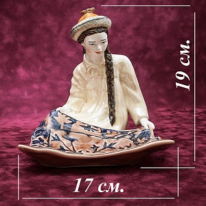 Коллекционная статуэтка - мелочевница «Киргизка с ковром», Фаянс ЗиК Конаково СССР, 1957 год. 