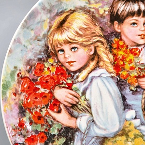 Коллекционная Фарфоровая тарелка «Детство. Наш сад», Wedgwood Англия - 1983 год. 