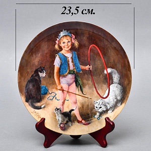 Коллекционная Тарелка «МЭГГИ - Маленькая дрессировщица», Фарфор RECO США -1983 год.