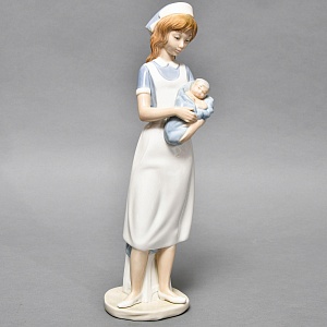 Коллекционная Фарфоровая статуэтка «Медсестра с младенцем», NAO by Lladro Испания.