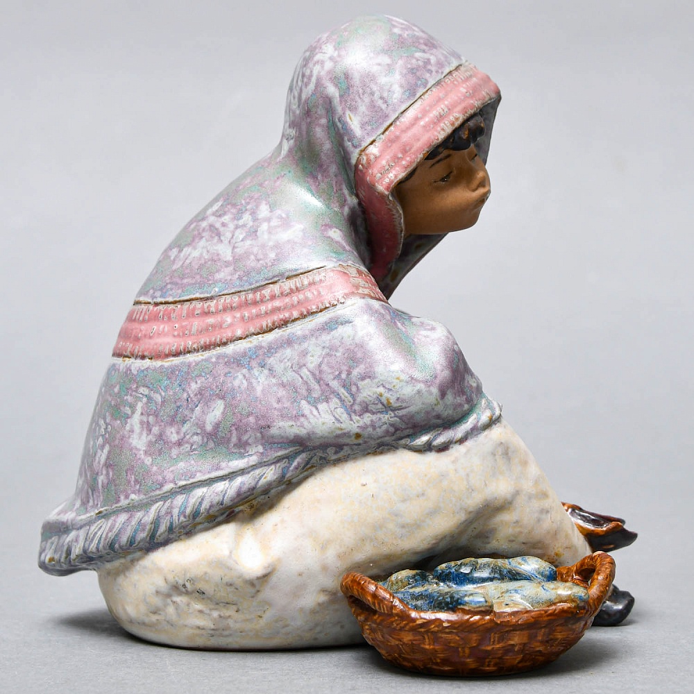 Коллекционная Фарфоровая статуэтка «Мальчик - продавец рыбы» серия Грес, Lladro Испания.