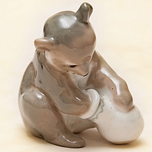 Коллекционная Фарфоровая Статуэтка «Мишка с крынкой», СССР ЛЗФИ, 1956 - 1967 года. 