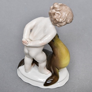 Коллекционная Фарфоровая статуэтка «Мальчик и тюлень», ROSENTHAL Германия, 1943 - 1948 годы.