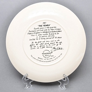 Коллекционная Фарфоровая тарелка «Девушка в жемчужном ожерелье», Wedgwood Англия - 1987 год. 