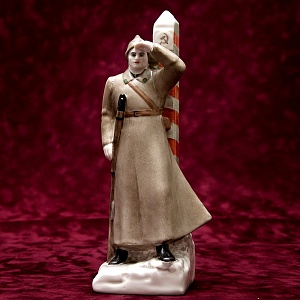 Агитационная Фарфоровая Статуэтка «Пограничник», ЛФЗ СССР -1930-е годы ХХ века.