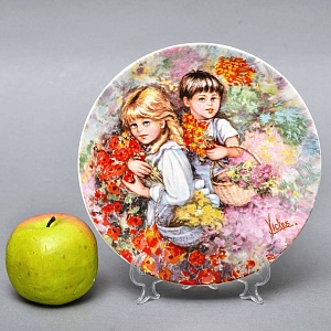 Коллекционная Фарфоровая тарелка «Детство. Наш сад», Wedgwood Англия - 1983 год. 