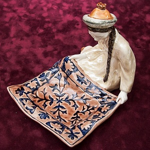 Коллекционная статуэтка - мелочевница «Киргизка с ковром», Фаянс ЗиК Конаково СССР, 1957 год. 